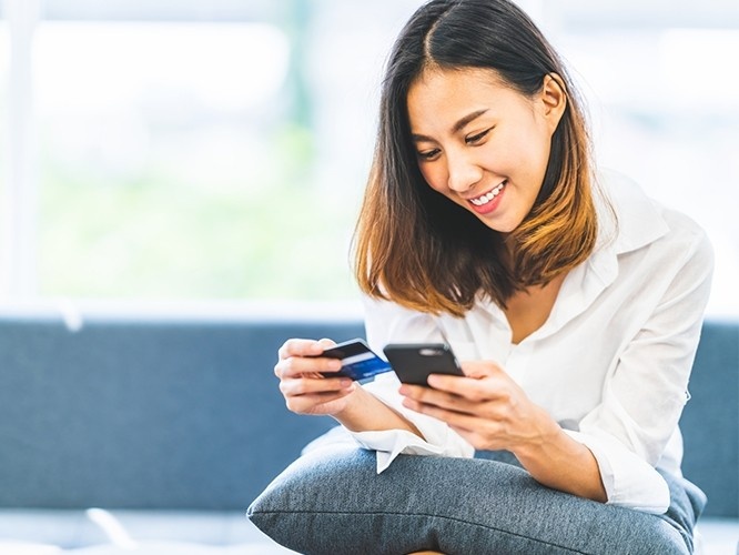 girl-phone-credit-card